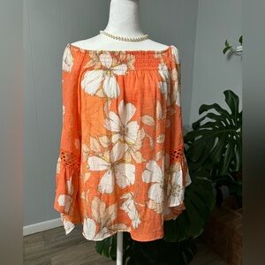 🛍️ Unique Spectrum floral top excellent condition.
